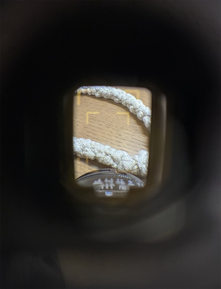 ファインダーの中・ガラス越しにのぞいている感じ。