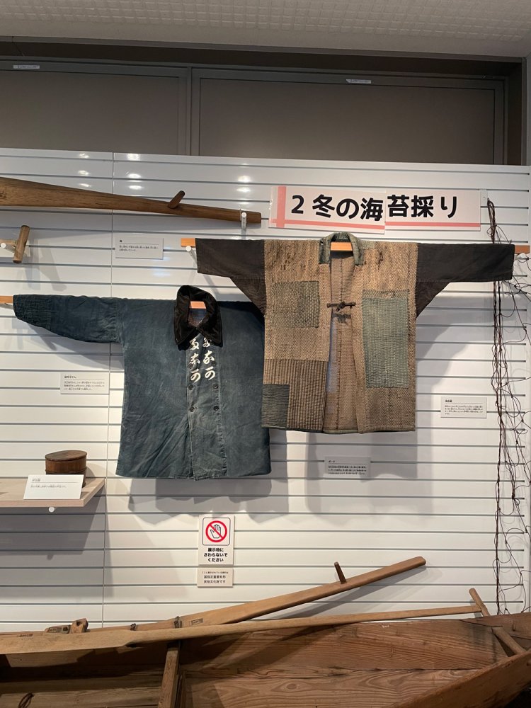 冬の海苔採りの服装。古着のビンテージジャケットみたいでかっこいい。