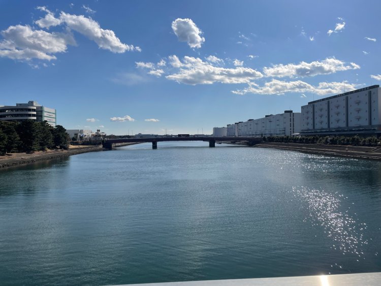 新平和橋から京浜運河を望む。