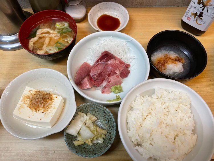 大田市場内『味の店 双葉』のブリの刺身定食 。