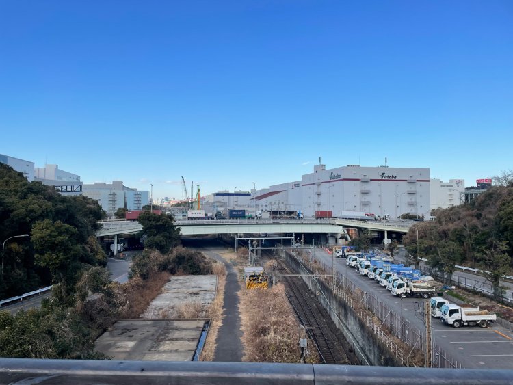 いそしぎ橋からの風景。貨物線がいそしぎ橋の下（写真手前）へ潜っていく。