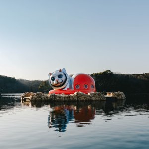 宇宙猫、参上！ 『ハイパーミュージアム飯能』でオープニング企画展「ヤノベケンジ宇宙猫の秘密の島」が8月31日まで開催中