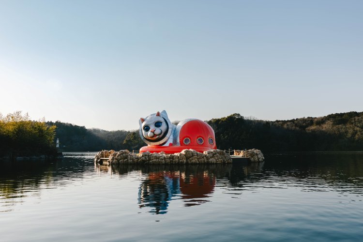 宇宙猫、参上！ 『ハイパーミュージアム飯能』でオープニング企画展「ヤノベケンジ宇宙猫の秘密の島」が8月31日まで開催中