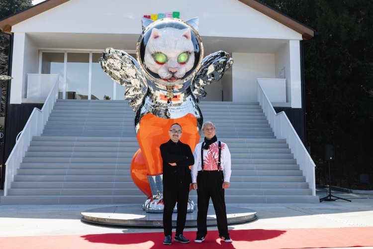 ヤノベケンジ氏（左）と館長の後藤繁雄氏。