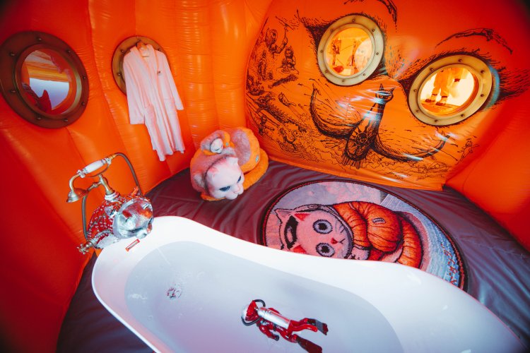 浮島に鎮座する猫型宇宙船内の様子。