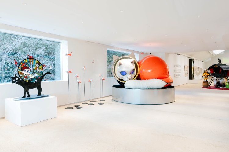 ヤノベケンジ氏の世界観が広がる室内展示。