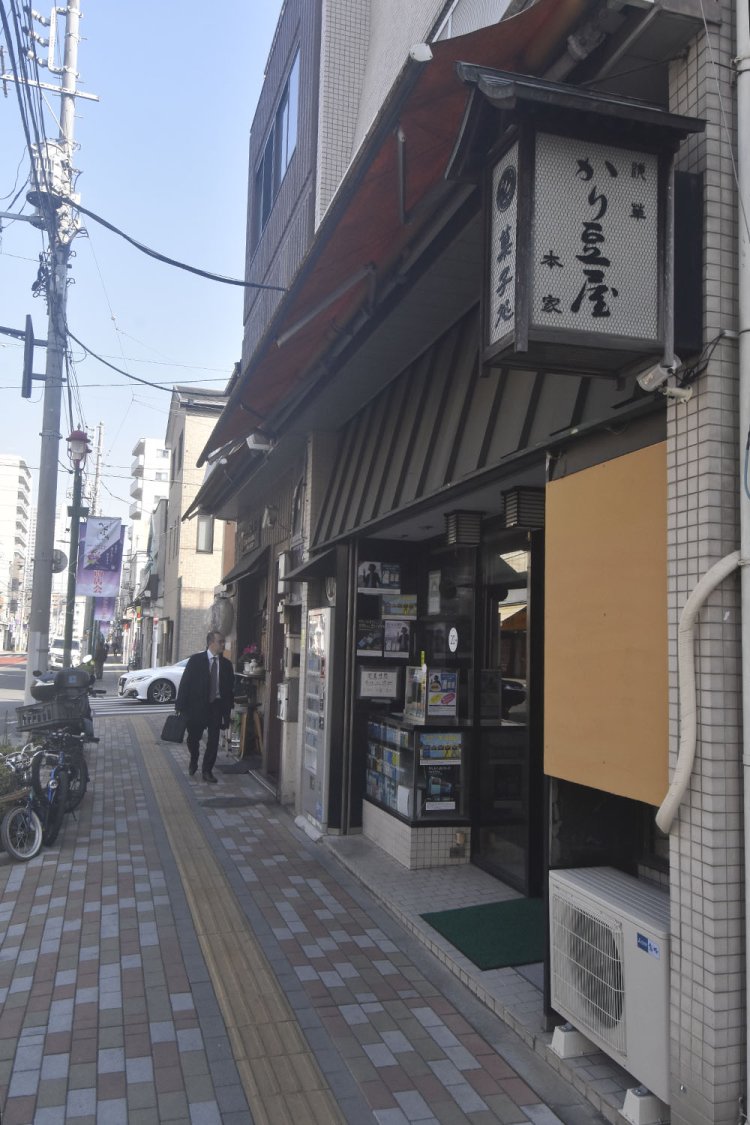 日の出会商店街やアサヒ会通りでは、昔ながらのたたずまいを残す店を探すのも楽しい。