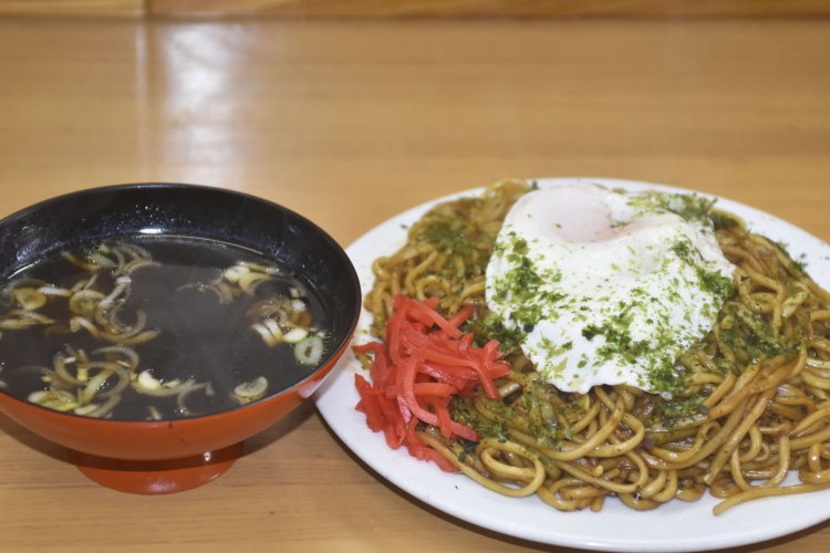 ソース味にもかかわらず、どこか優しい味わいがやみつきになりそうな焼きそば。ラーメンスープも一緒に味わいたい。