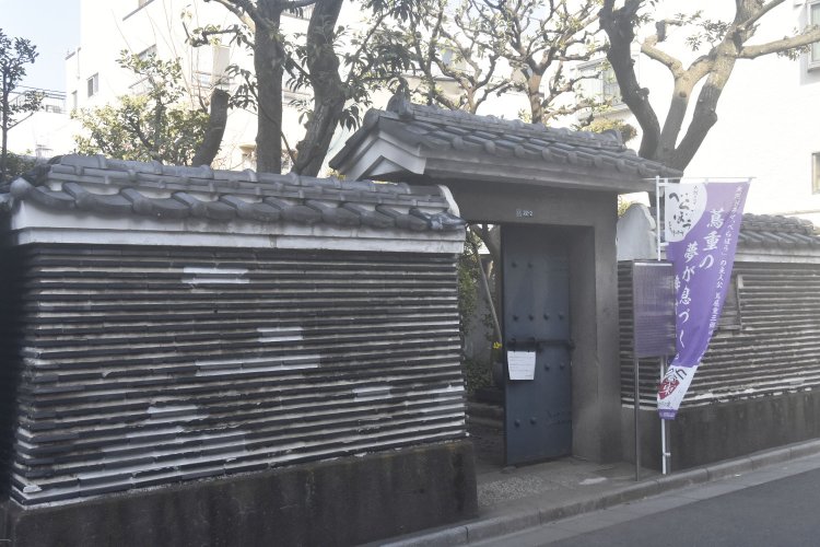 寺院は移転してしまったが、立派な築地塀に囲まれている平賀源内の墓。