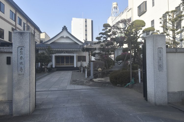 本性寺は池波正太郎の小説『剣客商売』のファンならば、一度は訪れたい舞台のひとつ。