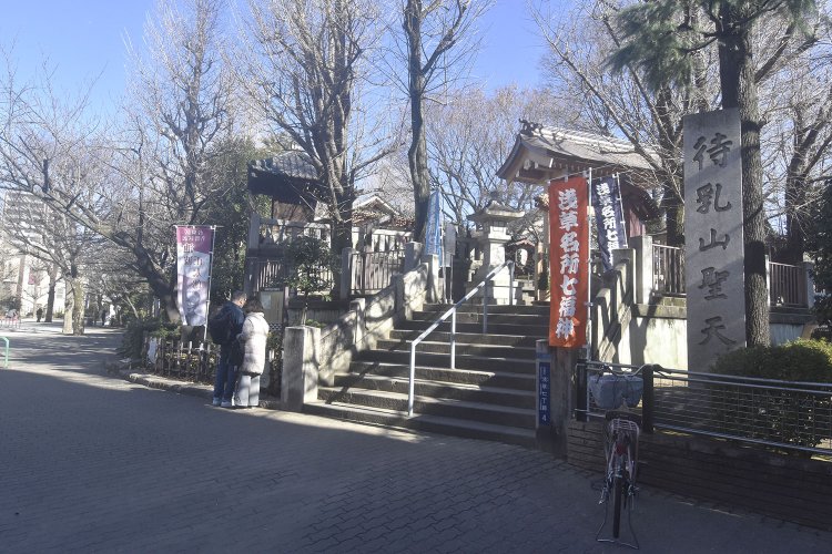 待乳山聖天の西側にある池波正太郎生誕地碑。