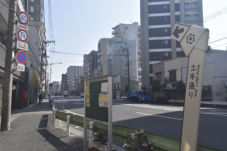 三ノ輪駅から明治通り沿いを歩き、土手通りへ入る。