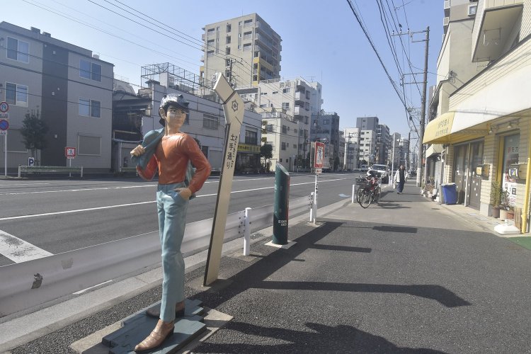 スラリとした立ち姿がなんとも格好がいい矢吹丈。『あしたのジョー』は今も輝きを失わない、昭和を代表する名作。実は「立つんだ像」という名前。