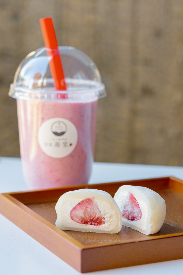 生クリームいちご大福430円は保冷剤付きの手みやげ用もあり。イチゴのスムージーM680円。サイズが選べる。