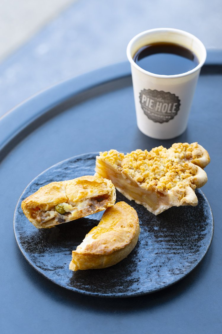 シェパーズパイ550円、マムズアップルクランブル730円。ロースター仕入れのコーヒー380円もファン多し。