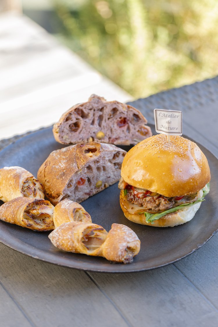 ハンバーガー800円、ベーコンエピ400円、赤ワインのリュスティック500円。甘いおやつパンも揃える。