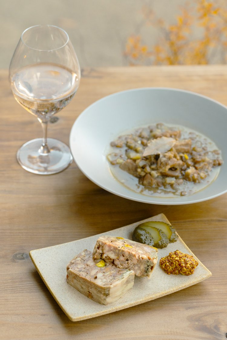 豚肉とレンズ豆の白ワイン煮750円、パテドカンパーニュ650円、白ワイングラス950円～。立ち飲みスタイル。