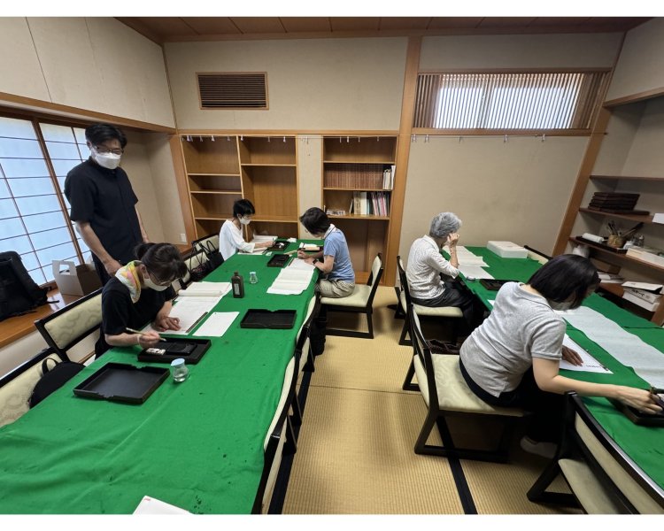 中国出身の仲崇霖（ちゅうすうりん）氏が指導する写経会（しゃきょうえ）。奇数月の第3日曜日の朝10時から開催（写真提供＝本納寺）。