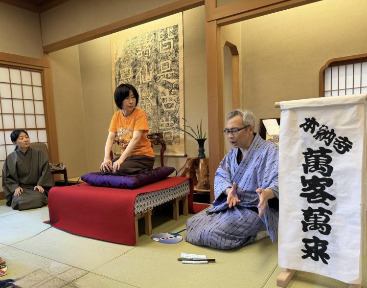 三遊亭萬橘さん（右）。