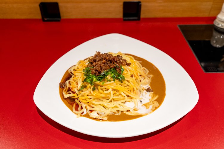 汁なし坦々麺1000円。ラー油の量を控え目にしてもらうことも可能。