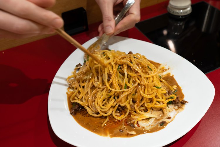 しっかり混ぜてどうぞ！ 温泉卵100円を添えるのもおすすめだ。