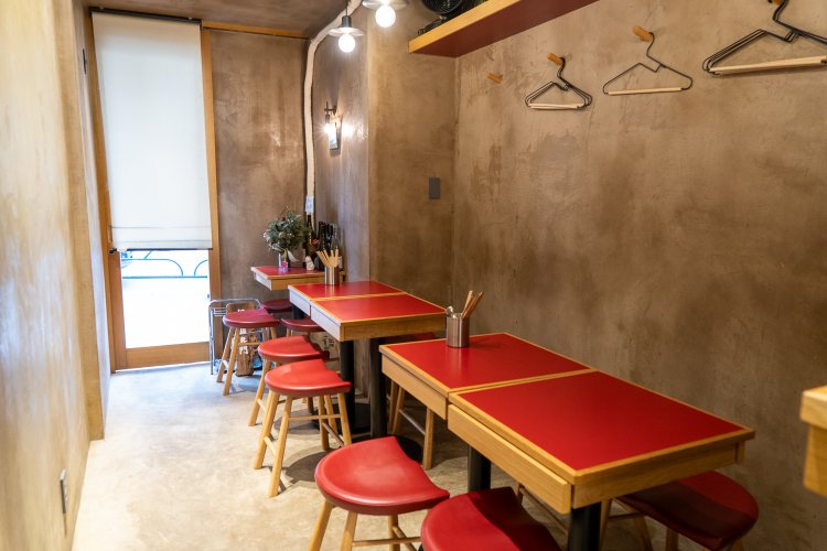 テーブルもカウンターも引き出し付き。中におしぼりとエプロンが入っている。