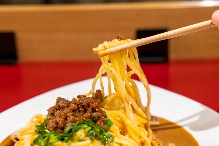 麺はもっちりしていて太め。満足感あり。