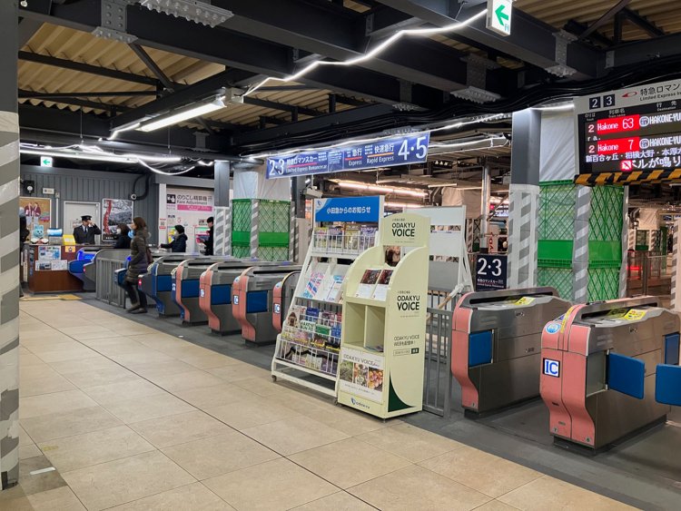 小田急線利用者はよく待ち合わせ場所としていた小田急線地上改札。現在工事中のためスペースが狭くなっており、待ち合わせ場所としてはちょっと落ち着かない。