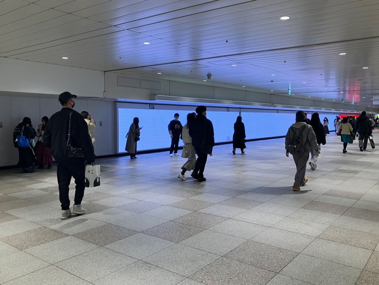 JRの東改札・西改札を出るとまず目に入る巨大なビジョン「新宿ウォール456」。歩きながら広告の世界を体感できる。