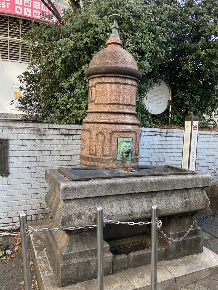 目立つみらいおん像に比べて地味なせいか、馬水槽を待ち合わせ場所としている人はいないようであった。