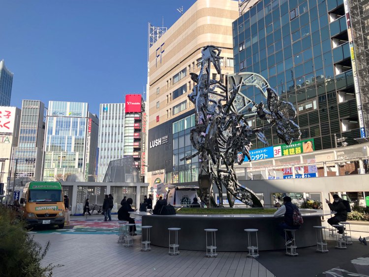 花束を持った少年をモチーフとしているという「花尾（Hanao-san）」。椅子だけでなくテーブルも設置されているので、PCで作業する人などもおり、便利である。