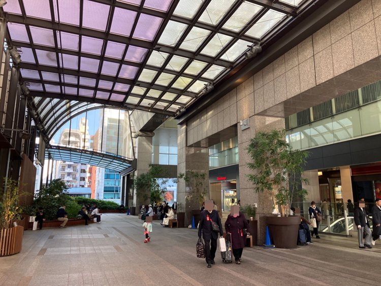 雨天時にはありがたい、屋根のある座れる待ち合わせ場所・『新宿高島屋』2階入り口。お年寄りが多いようであった。