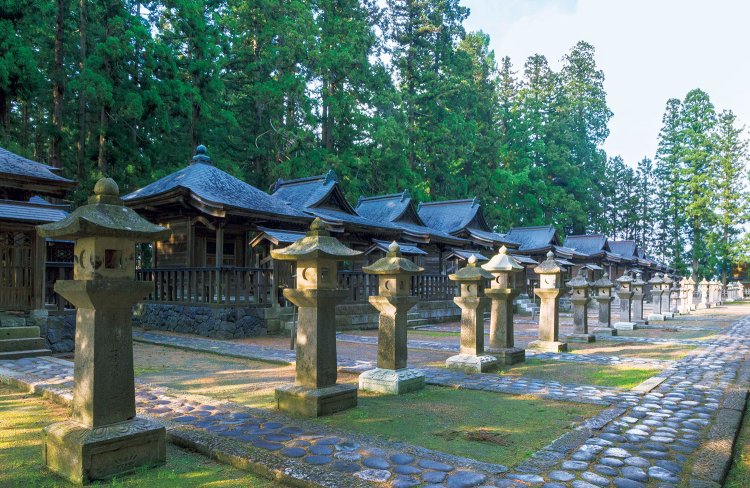 甲冑のまま漆で固められ、埋葬されたという初代上杉謙信から12代斉定（なりさだ）までの墓が並ぶ、上杉家廟所。