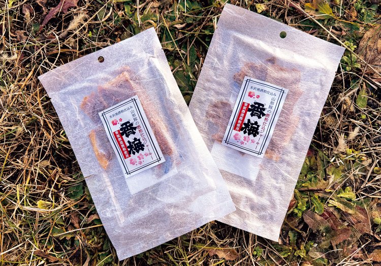 【お品書き①】『香坂酒造』の酒粕と地元「おたまや」の味噌豚の脂がマッチした「酒粕味噌豚ジャーキー」。ジューシーで美味。