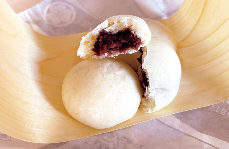 【お品書き④】『岩倉まんじゅう』の「甘酒まんじゅう」。注文してから蒸かしてくれるのがうれしい。不定休のため、訪問前に確認を。