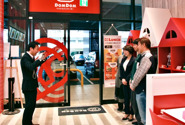 遠方から足を運んで食事をしていた“ドムドムファン”の家族とパシャリ。「まさか社長に会えるとは」とホクホクの表情だった。