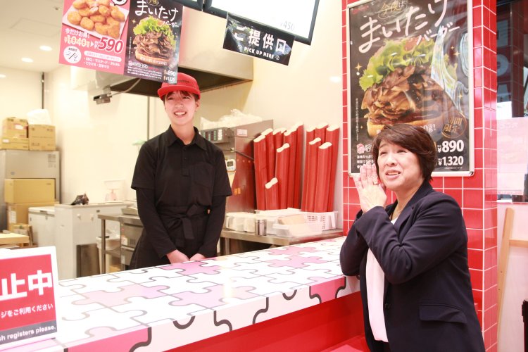 今でも現場へ出向いた時にはスタッフに声をかけ、談笑する藤﨑社長。こうして相互理解を深め、信頼関係を構築しているのだ。