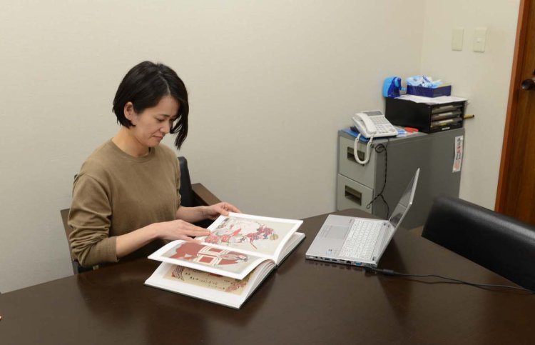 丁寧にお答えくださった学芸員の赤木美智さん。