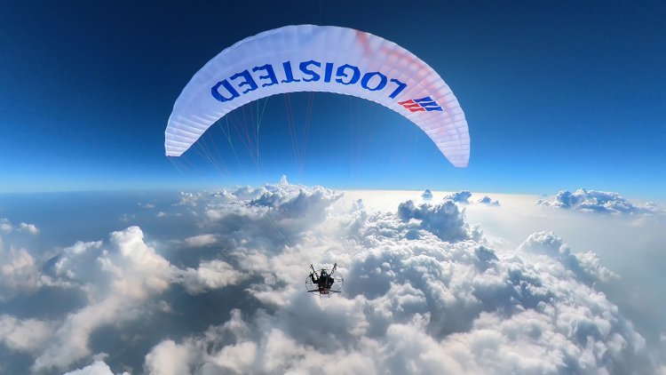 パラグライダーにロープでつなげた小型アクションカメラで自撮りした写真。