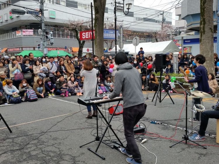 けやき通りにある本部前の路上ではにぎやかなパフォーマンスが繰り広げられる。