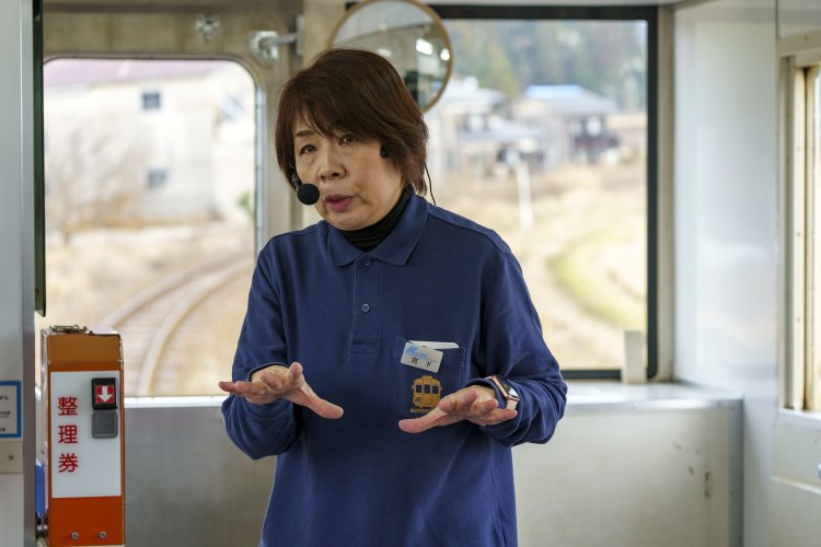 地震や豪雨の話だけでなく、能登の魅力についても語る宮下左文さん。震災の話をするときは当時を思い出し、声を詰まらせながら案内をすることも。