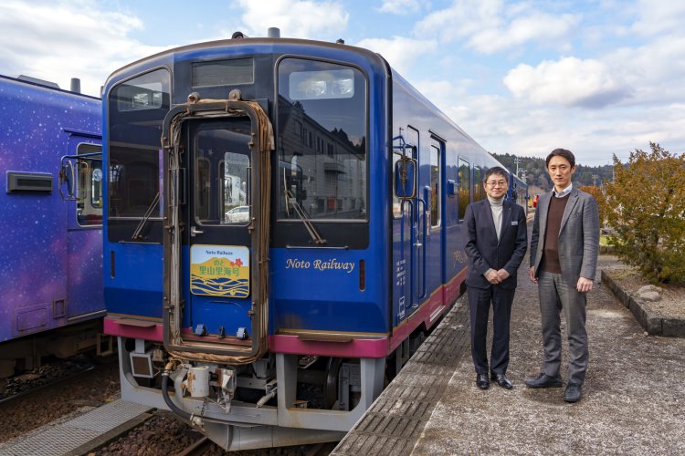 観光列車とのと鉄道の中田哲也社長（左）、のと鉄道旅行センターの東井豊記さん。「観光できるところ、泊まれるところもまだ少ないですが、能登にお越しになって、応援していただければ幸いです」と中田社長。