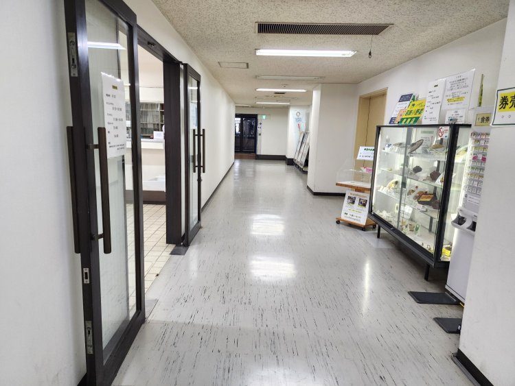 右側に券売機とサンプルメニュー。左が食堂の入り口。