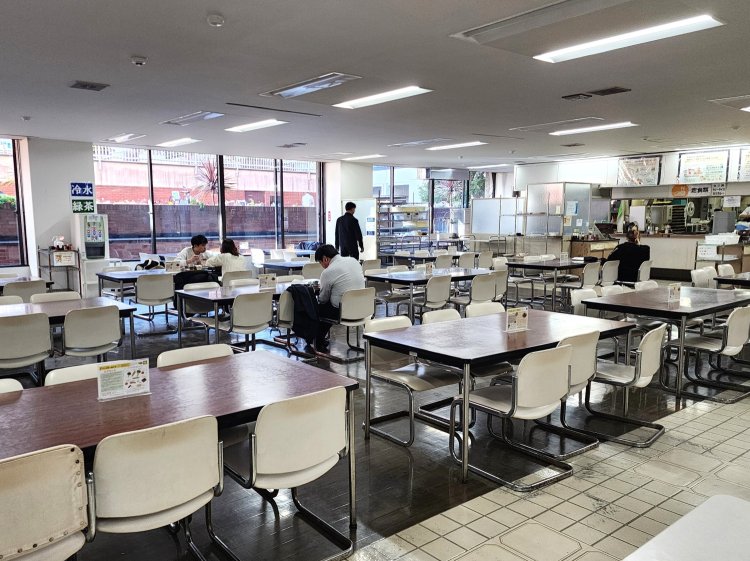 窓から自然光が入り明るい店内。