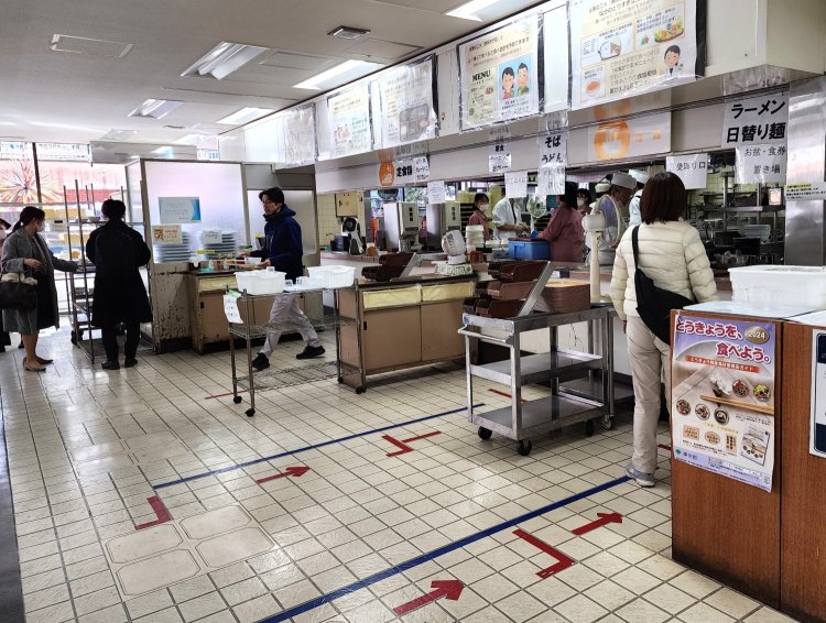 12時からは券売機も厨房カウンターも行列ができる。開店直後か13時以降の来店がおすすめ。