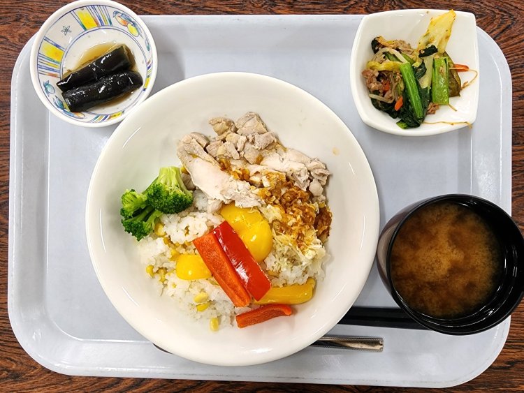 コーンバターライスのカオマンガイ丼650円。小鉢2種と味噌汁付き。