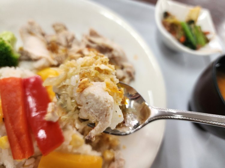 タレがからんだ鶏肉、キャベツとバターライスをスプーンに山盛りのせてパクリ。タレは辛くなく、やさしい味。