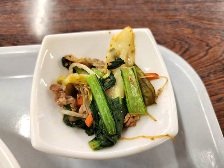 地元産の小松菜を使った肉野菜炒め。