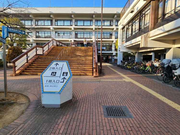 区役所の正面。階段は上らず、1階入り口方面へまっすぐ進む。
