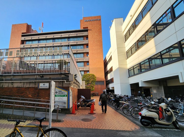 正面に見えるレンガ色の建物が新館。